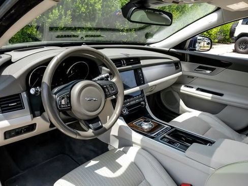 Used 2016 Jaguar XF Prestige RWD image 3