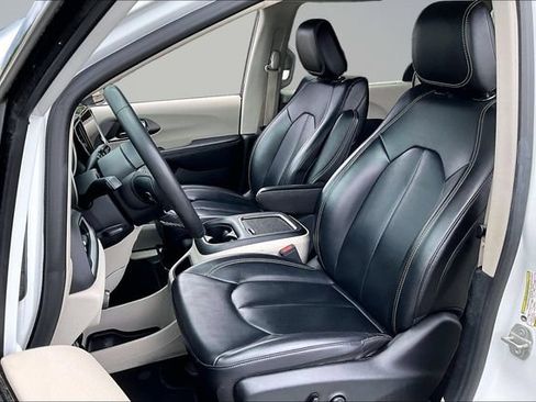 Used 2023 Chrysler Pacifica Touring-L FWD image 21