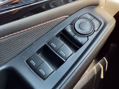 Used 2023 Chevrolet Traverse RS FWD image 10