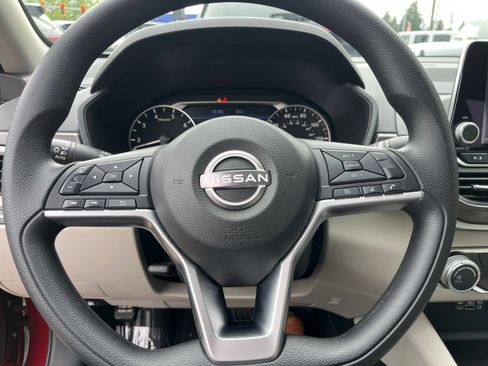 Used 2025 Nissan Altima 2.5 SV FWD image 24