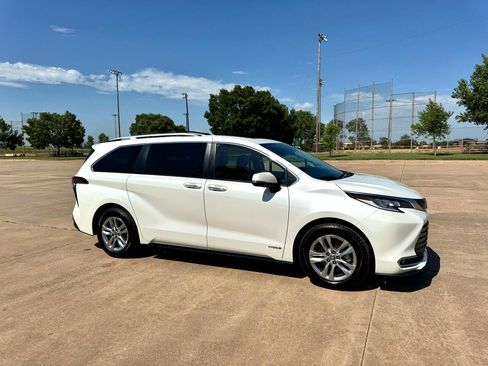 Used 2021 Toyota Sienna Limited image 38