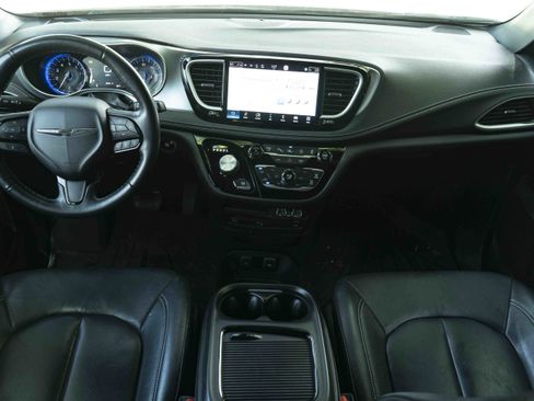 Used 2021 Chrysler Pacifica Touring-L w/ Uconnect Theater Family Group FWD image 27