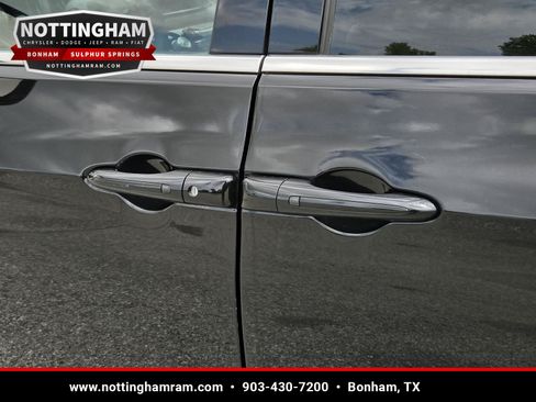 Used 2025 Chrysler Pacifica Select FWD image 7