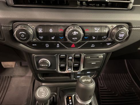 Used 2025 Jeep Wrangler Sahara image 13