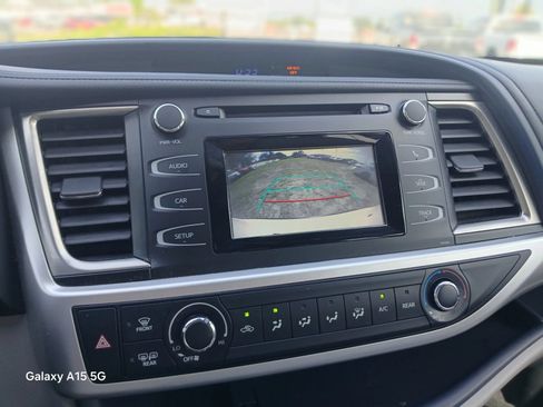 Used 2018 Toyota Highlander LE FWD image 32