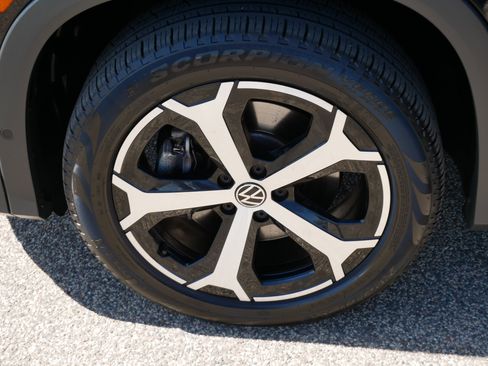 Certified 2025 Volkswagen Tiguan SE AWD/4WD image 15