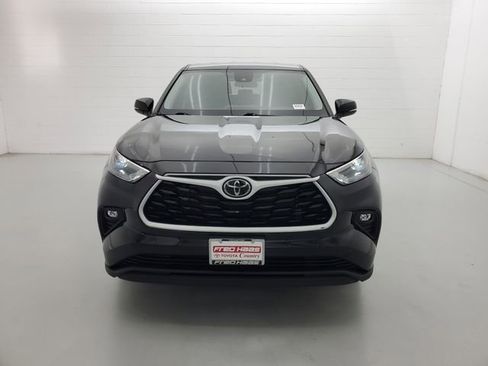 Used 2024 Toyota Highlander LE AWD/4WD image 3