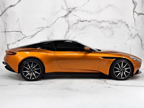 Used 2017 Aston Martin DB11 V12 RWD image 12