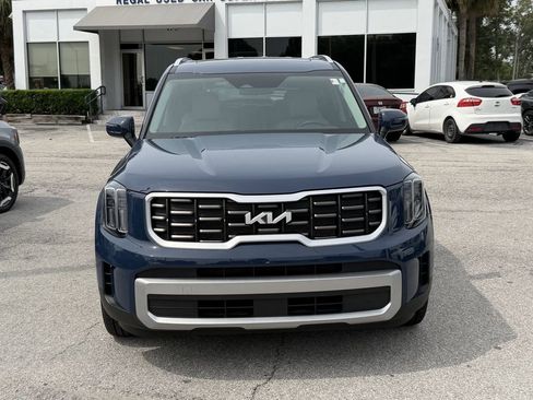 Certified 2023 Kia Telluride S w/ S Sunroof Package AWD/4WD image 3