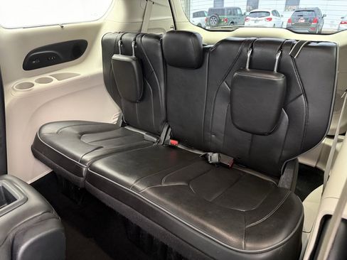 Used 2020 Chrysler Pacifica Limited w/ 8-pass Seating Package image 47