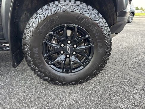 Used 2025 Chevrolet Colorado ZR2 w/ Midnight Edition AWD/4WD image 11