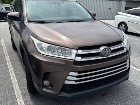Used 2019 Toyota Highlander XLE FWD image 4