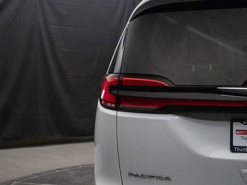 Used 2024 Chrysler Pacifica Touring-L image 12