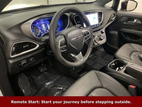 Used 2025 Chrysler Voyager LX image 4