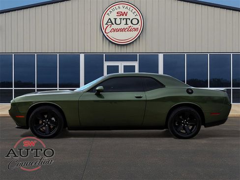 Used 2019 Dodge Challenger SXT image 4