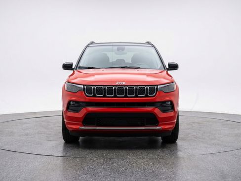 Used 2025 Jeep Compass Limited AWD/4WD image 2