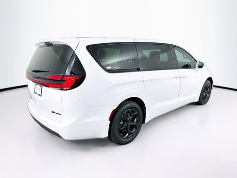Used 2022 Chrysler Pacifica Touring-L w/ S Appearance Package image 9