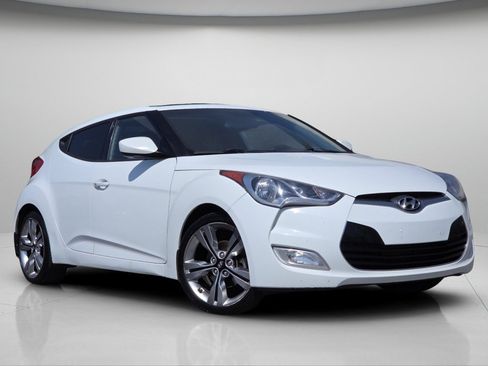 Used 2013 Hyundai Veloster w/ Tech Pkg FWD image 2