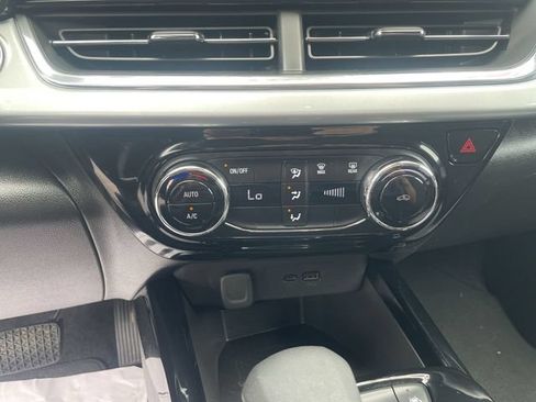 Used 2025 Chevrolet Trax LT FWD image 25