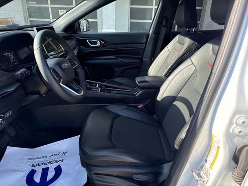 Used 2025 Jeep Compass Trailhawk AWD/4WD image 9
