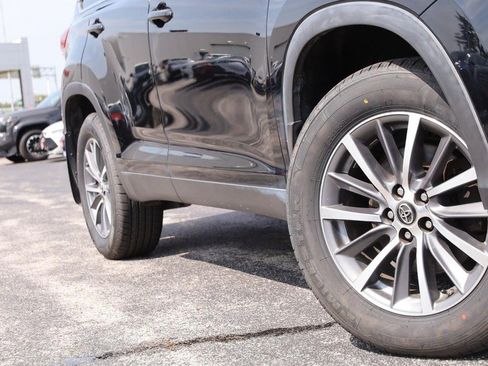 Used 2019 Toyota Highlander XLE AWD/4WD image 3