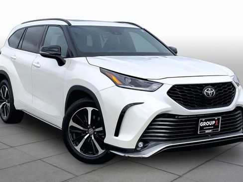 Used 2021 Toyota Highlander XSE FWD image 3