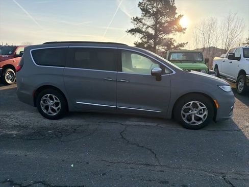 Used 2023 Chrysler Pacifica Limited image 9