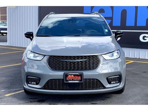 Used 2025 Chrysler Pacifica Limited FWD image 3