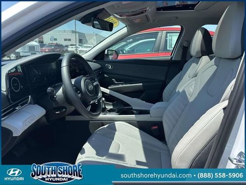 Certified 2025 Hyundai Elantra Limited FWD image 16