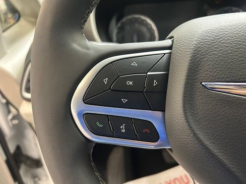 Used 2024 Chrysler Pacifica Touring-L FWD image 20
