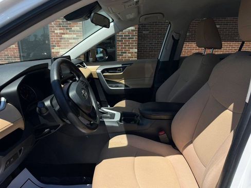 Used 2019 Toyota RAV4 LE FWD image 9
