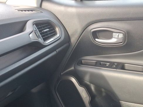 Certified 2023 Jeep Renegade Latitude image 31