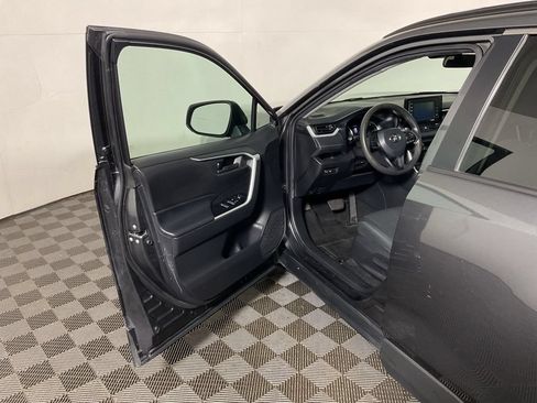 Used 2021 Toyota RAV4 LE AWD/4WD image 17