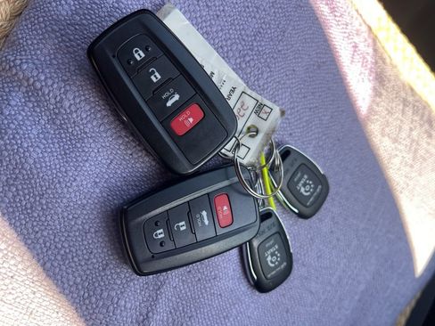 Used 2022 Toyota Corolla LE w/ LE Premium Package image 16