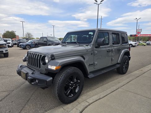 Used 2023 Jeep Wrangler Unlimited Sahara AWD/4WD image 3