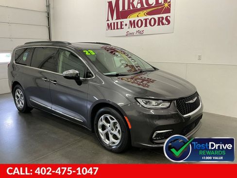Used 2023 Chrysler Pacifica Limited FWD image 1