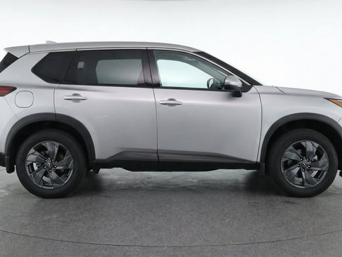 Used 2025 Nissan Rogue SV FWD image 11