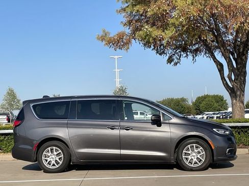 Used 2023 Chrysler Pacifica Touring-L FWD image 3