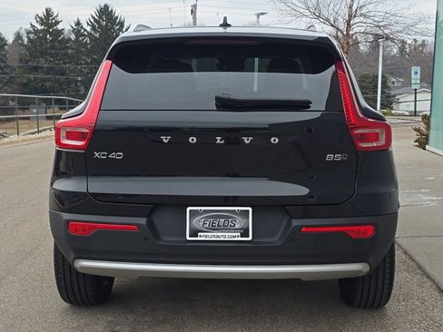 Certified 2025 Volvo XC40 B5 Core image 4