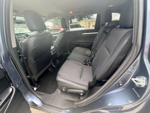 Used 2014 Toyota Highlander Plus FWD image 10