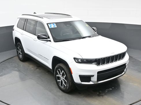 Used 2025 Jeep Grand Cherokee L Limited AWD/4WD image 41