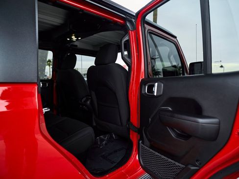 Used 2021 Jeep Gladiator Sport image 17