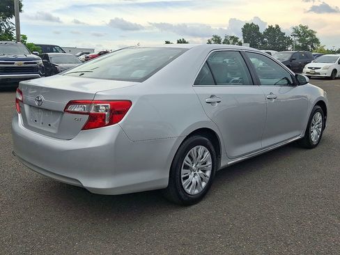 Used 2014 Toyota Camry LE image 6