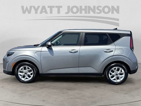 Used 2025 Kia Soul LX w/ LX Technology Package FWD image 2