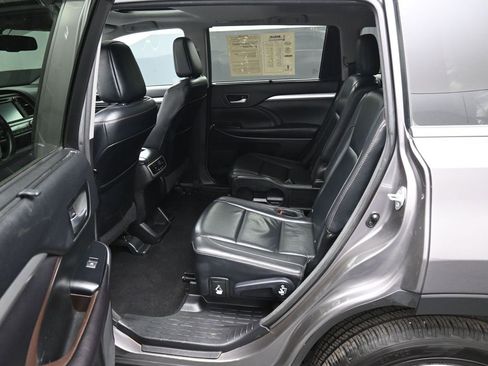 Used 2016 Toyota Highlander XLE image 23