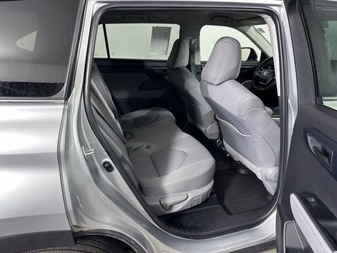 Used 2023 Toyota Highlander LE image 11