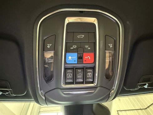 Used 2024 Jeep Grand Cherokee Limited w/ Luxury Tech Group II image 36