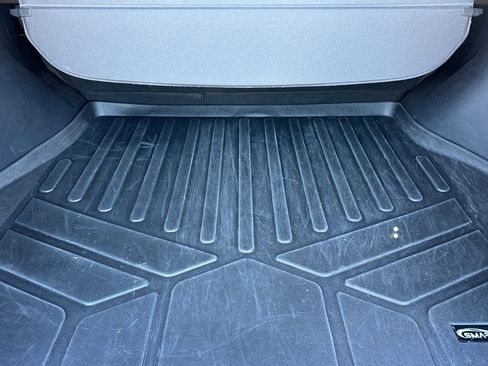 Used 2022 Toyota Venza LE image 17