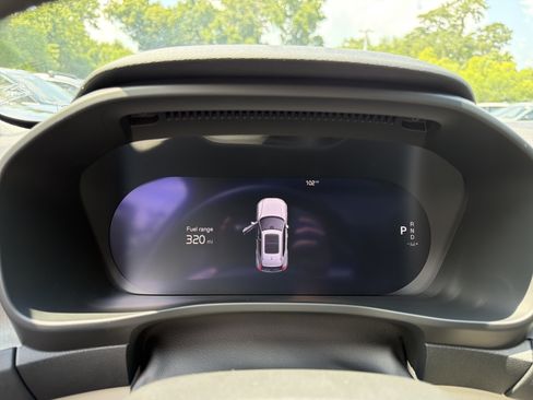 Certified 2024 Volvo XC40 B5 Plus AWD/4WD image 21