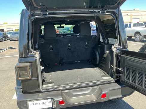 Used 2018 Jeep Wrangler Unlimited Sahara image 34